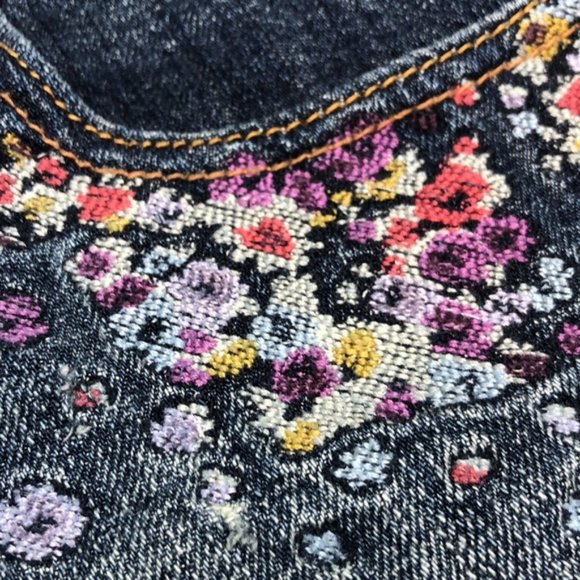 LIKE NEW FACTORY EMBROIDERED AMERICAN EAGLE JEAN SHORTS W4/27 🦅 - Picture 3 of 9